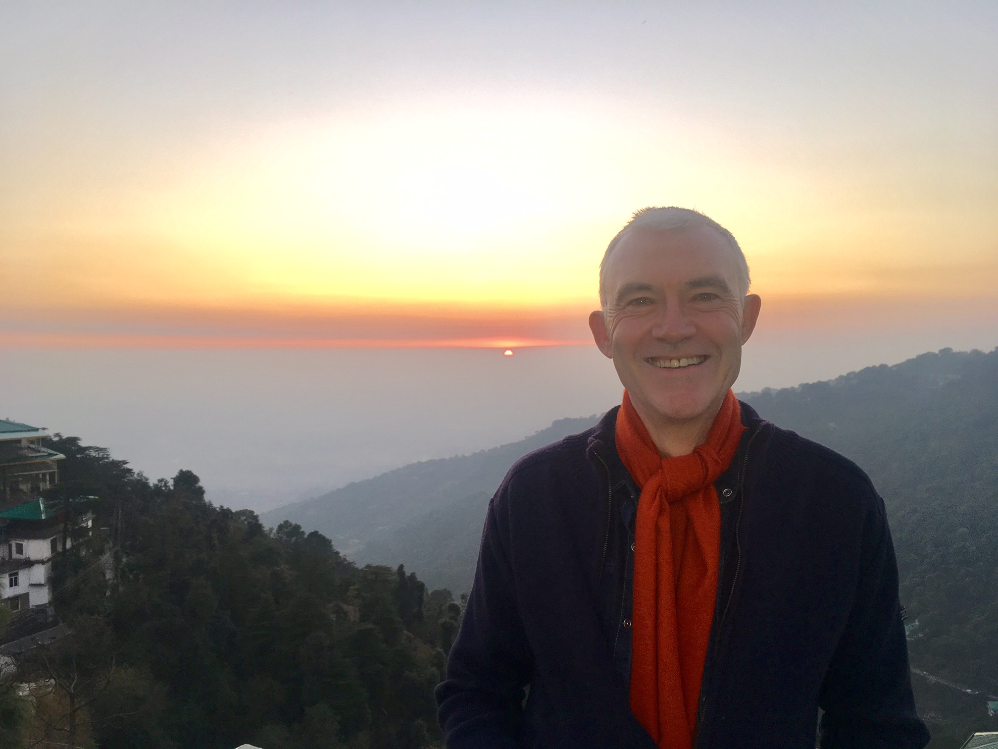 Jean-Louis Laporte à Dharamsala devant les montagnes au coucher du soleil